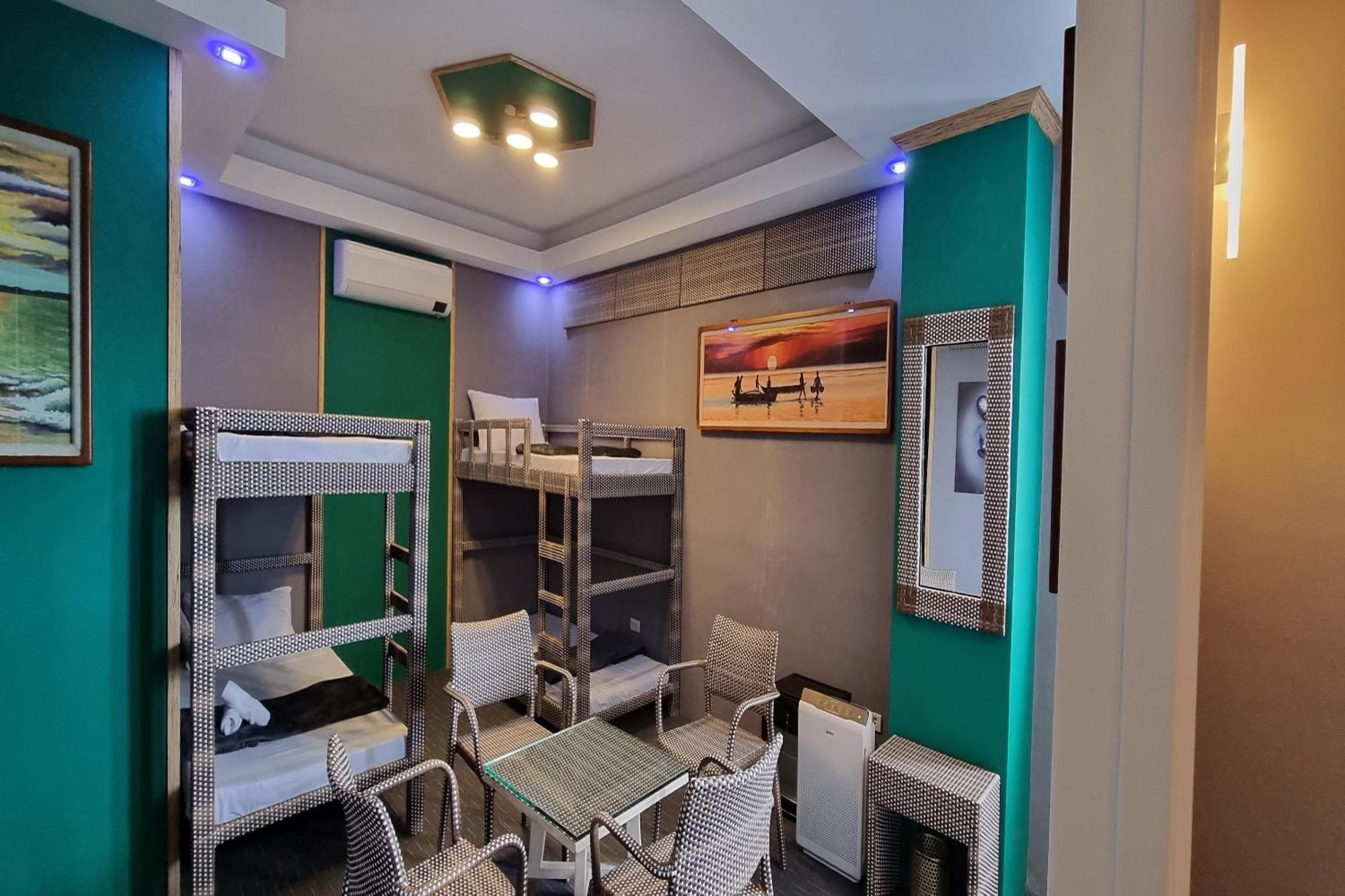 Attic Capsule Hotel Marigondon  エクステリア 写真