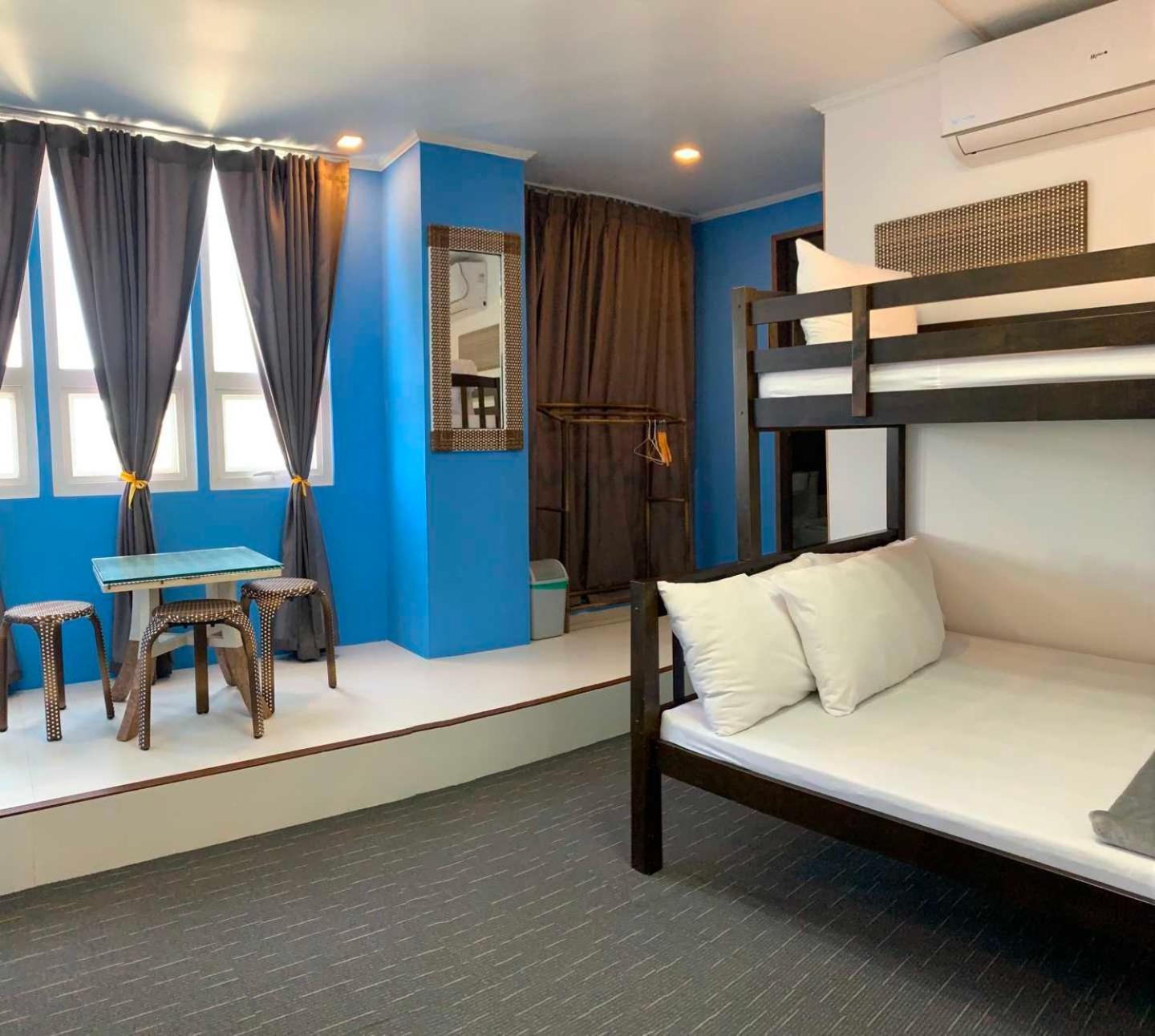 Attic Capsule Hotel Marigondon  エクステリア 写真