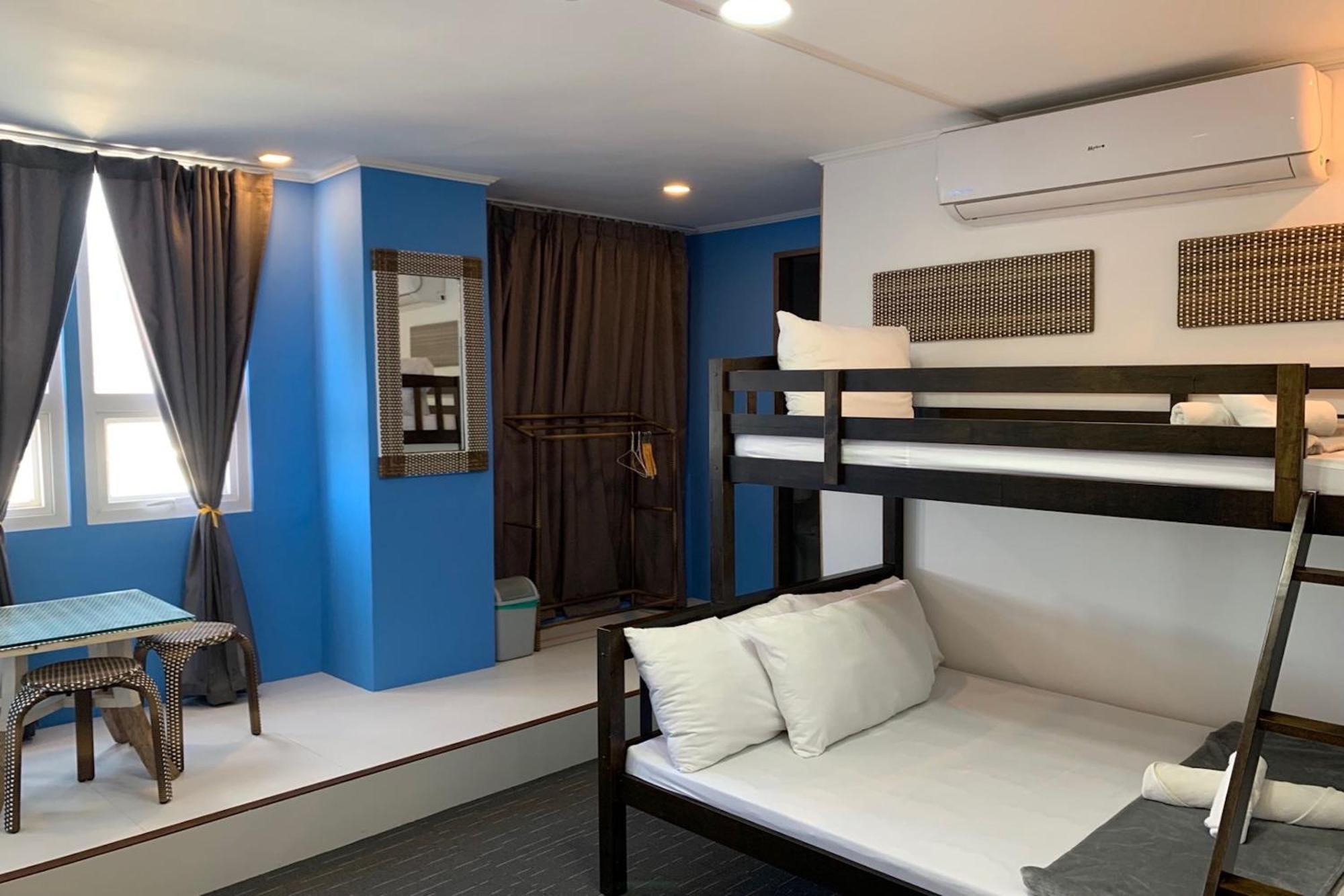 Attic Capsule Hotel Marigondon  エクステリア 写真