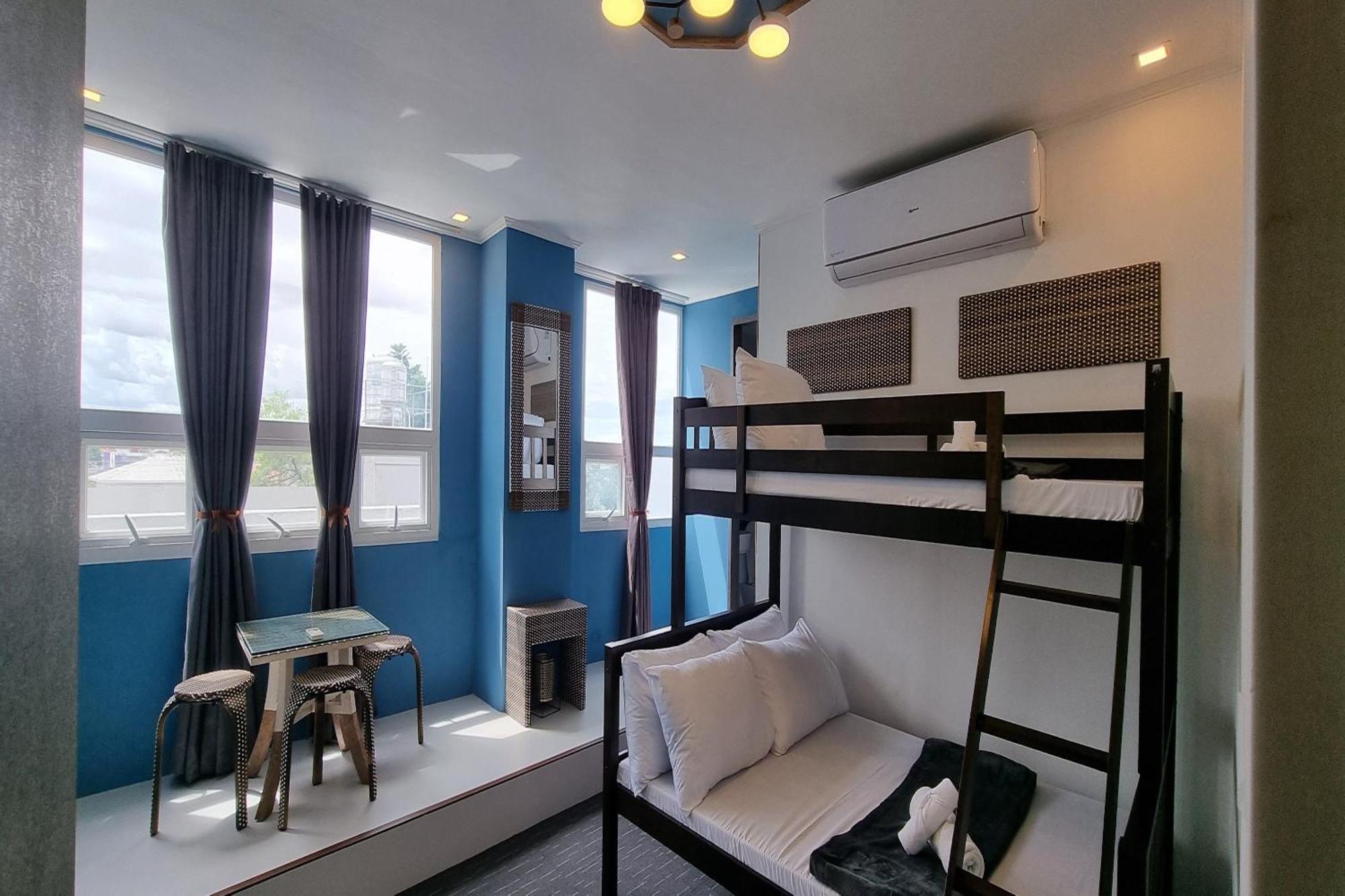 Attic Capsule Hotel Marigondon  エクステリア 写真