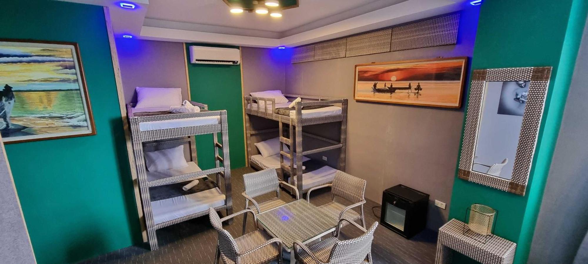 Attic Capsule Hotel Marigondon  エクステリア 写真