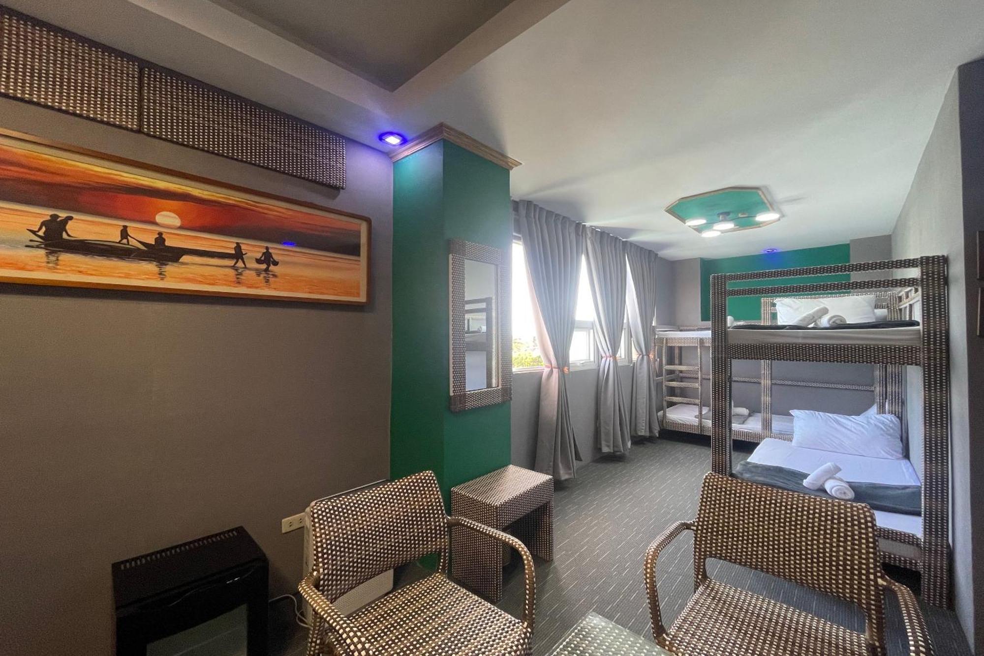 Attic Capsule Hotel Marigondon  エクステリア 写真