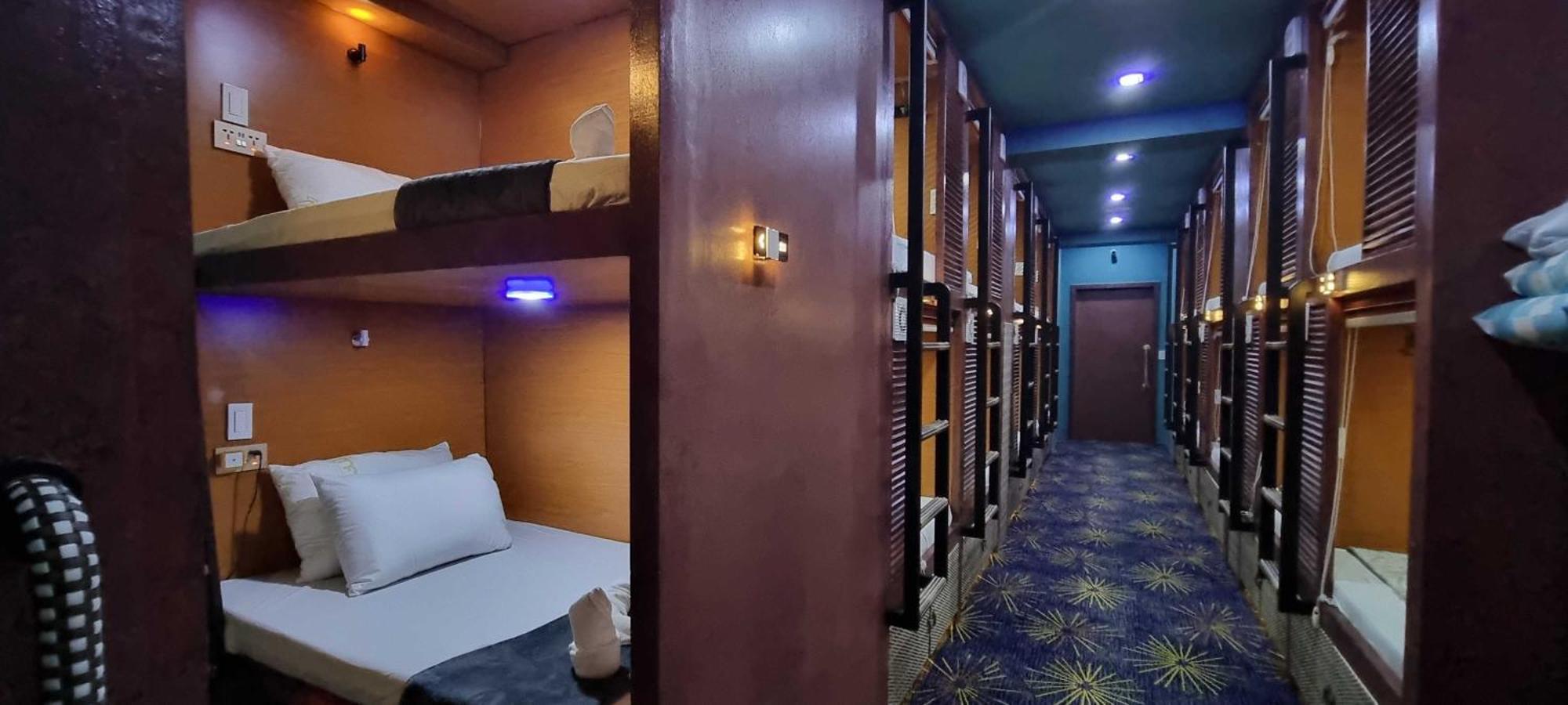 Attic Capsule Hotel Marigondon  エクステリア 写真