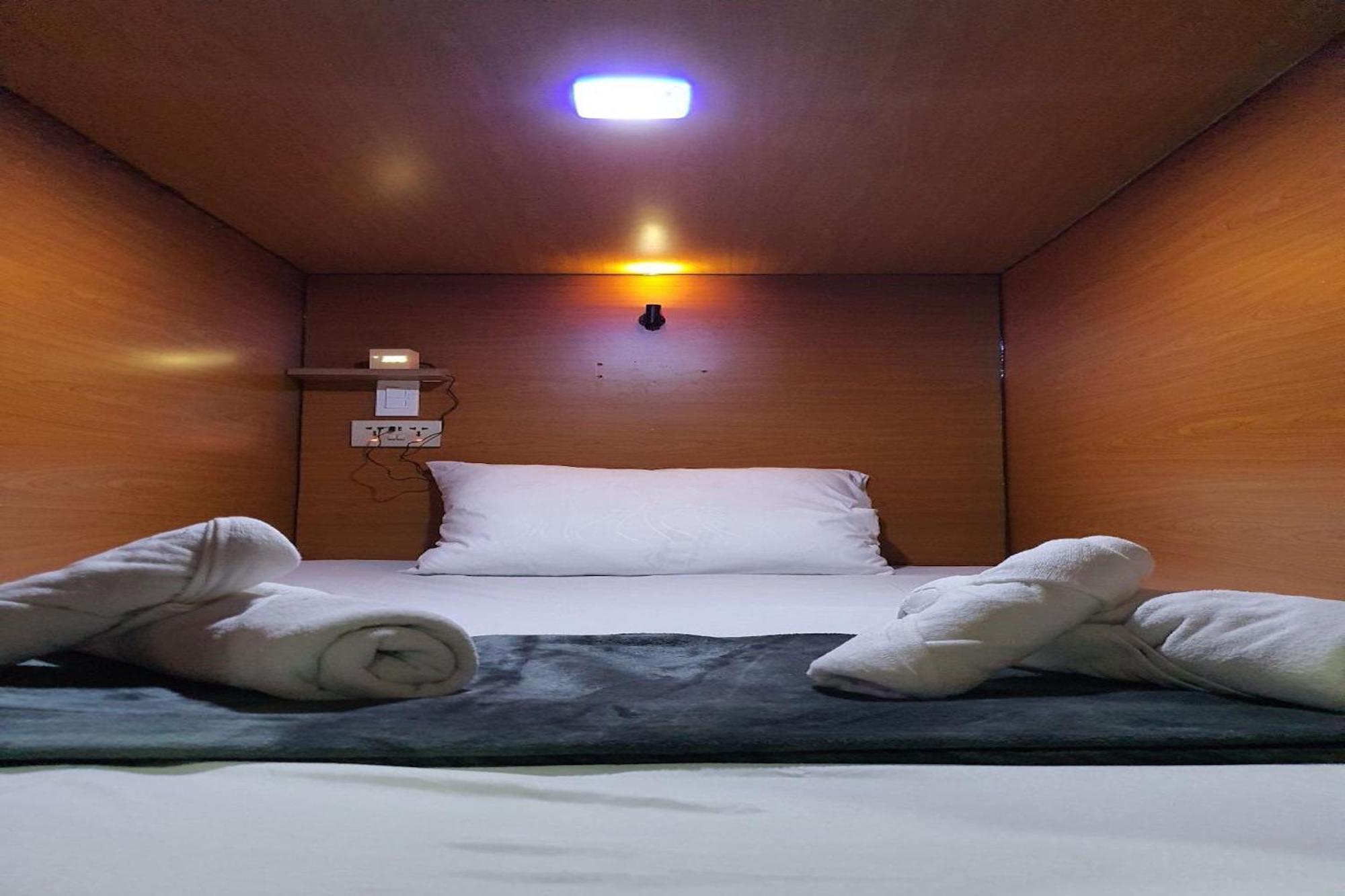 Attic Capsule Hotel Marigondon  エクステリア 写真