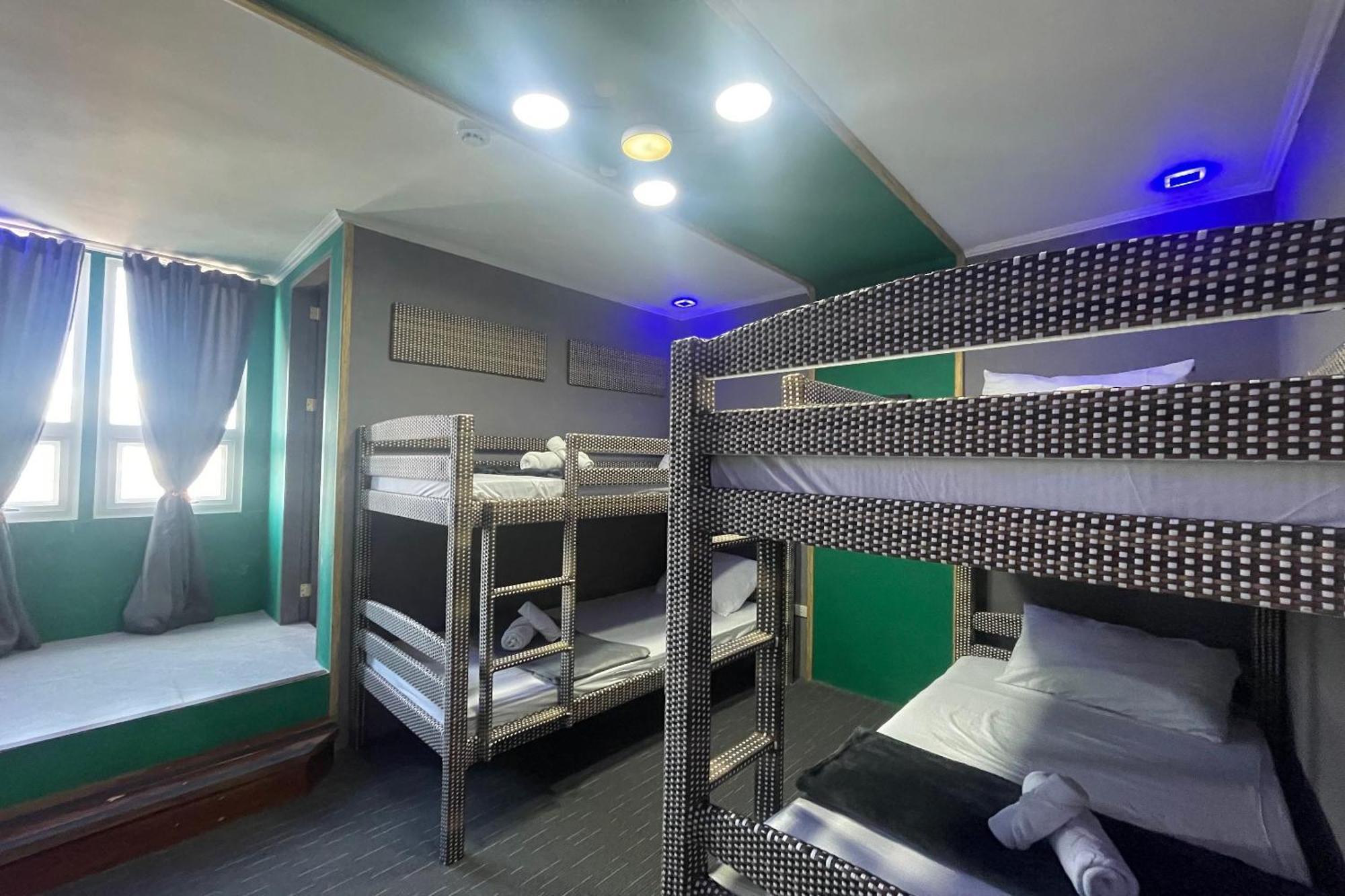 Attic Capsule Hotel Marigondon  エクステリア 写真