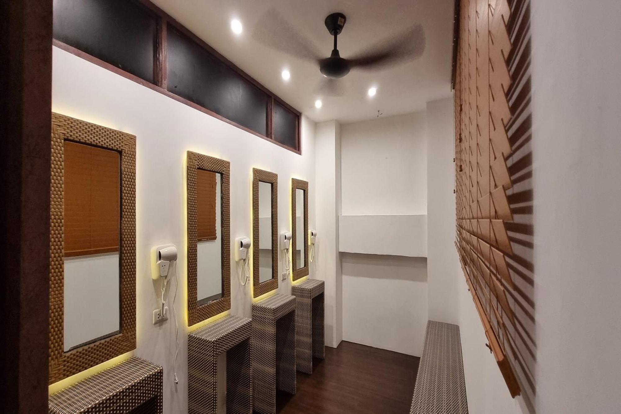 Attic Capsule Hotel Marigondon  エクステリア 写真