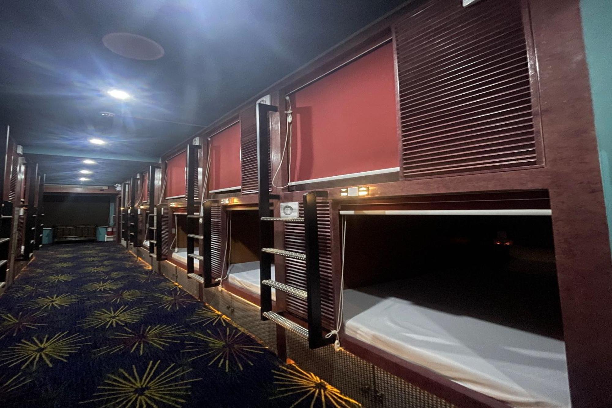 Attic Capsule Hotel Marigondon  エクステリア 写真