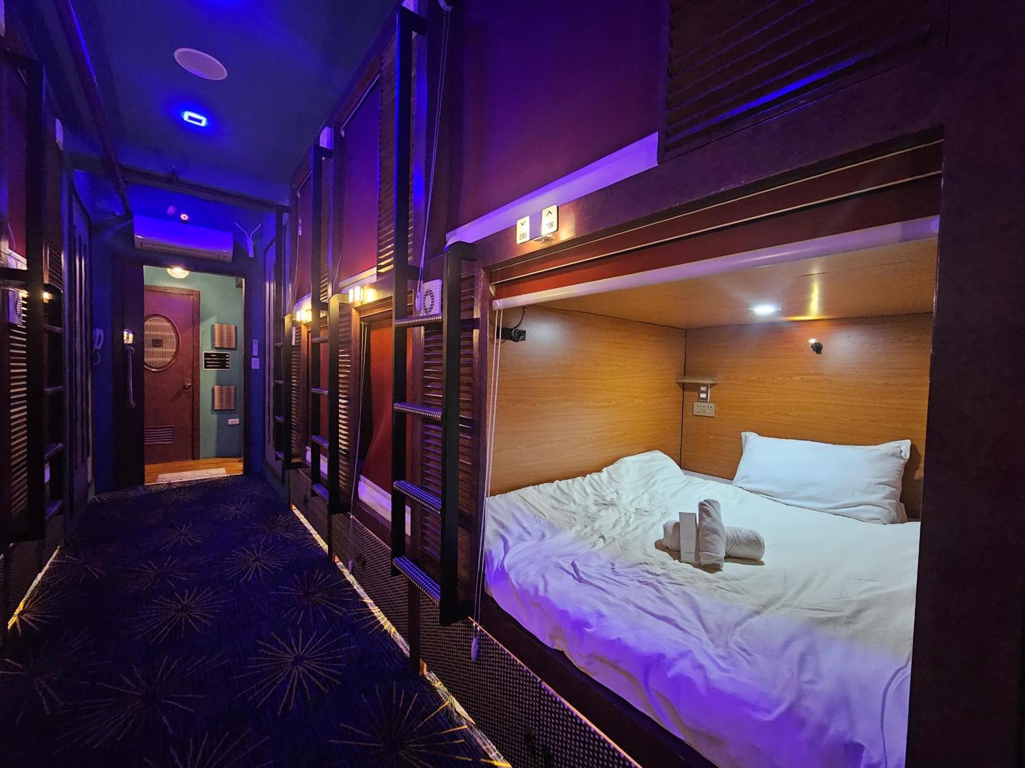 Attic Capsule Hotel Marigondon  エクステリア 写真