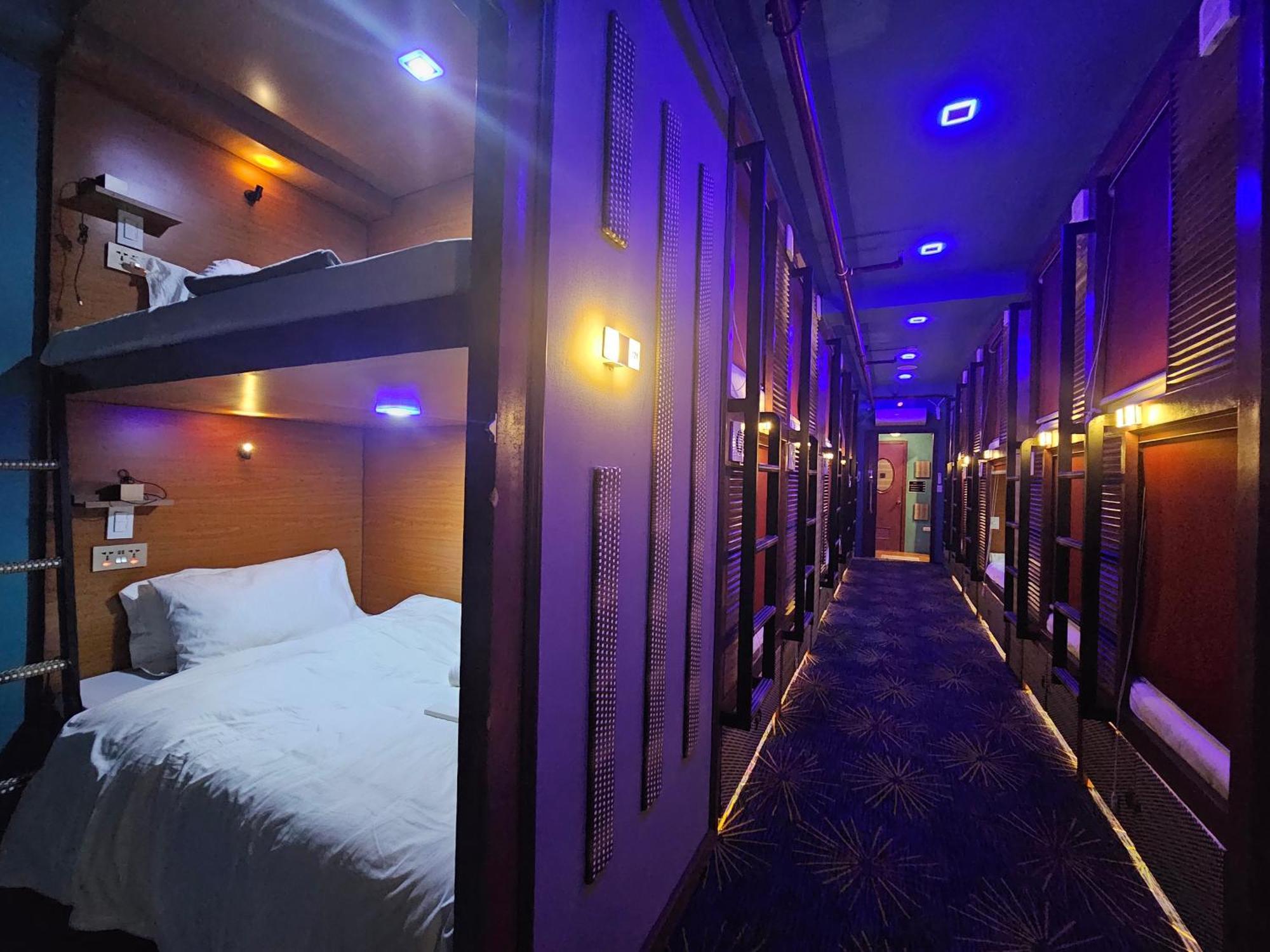 Attic Capsule Hotel Marigondon  エクステリア 写真