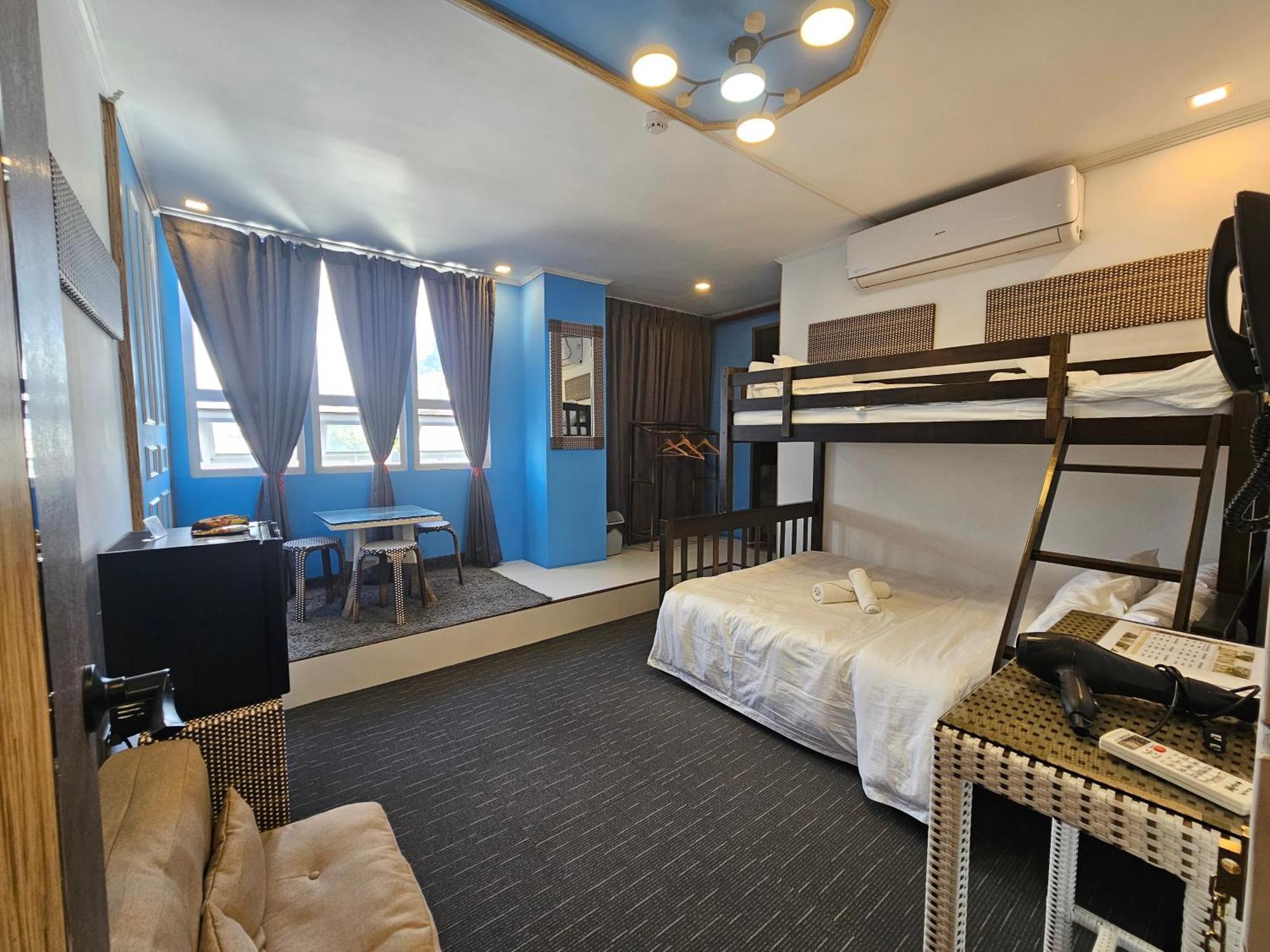 Attic Capsule Hotel Marigondon  エクステリア 写真