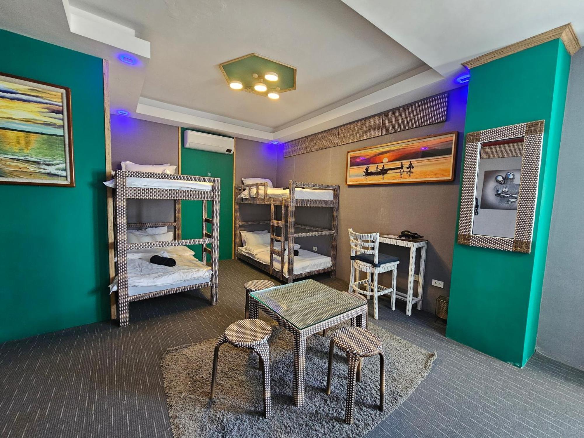 Attic Capsule Hotel Marigondon  エクステリア 写真